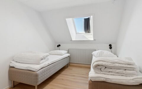 Agny - 2.2Km from the Sea: Bett, Schlafzimmer, Fussboden, Holz, Flooring, Bedding, Bettdecke, Interior Design, Bettrahmen, Linens