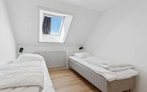 Agny - 2.2Km from the Sea: Schlafzimmer, Bett, Holz, Fussboden, Bedding, Bettdecke, Flooring, Interior Design, Linens, Bettrahmen