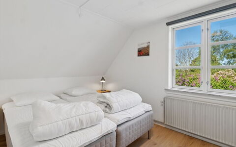 Agny - 2.2Km from the Sea: Holz, Haus, Zuhause, Schlafzimmer, Bett, Bedding, Bettrahmen, Hütte, Schiebefenster, Bettdecke