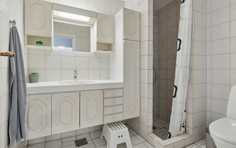 Agny - 2.2Km from the Sea: Flooring, Fussboden, Interior Design, Armatur, Badezimmer, Sinken, Fliese, Installation, Zapfhahn, Bad Sink