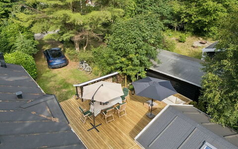 Tekla - from the Sea: Dach, Zuhause, Haus, Wohngebiet, Hütte, Schatten, Abstellgleis, Garten, Deck, Estate