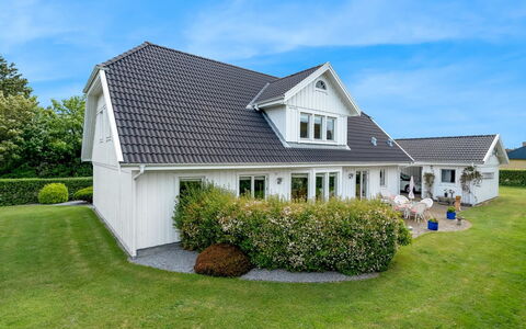 Brimi - 300M from the Sea: Haus, Zuhause, Dach, Wohngebiet, Hütte, Estate, Bauernhaus, Rasen, Landscaping, Abstellgleis