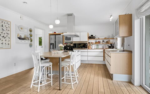 Brimi - 300M from the Sea: Haus, Zuhause, Dach, Wohngebiet, Hütte, Estate, Bauernhaus, Rasen, Landscaping, Abstellgleis