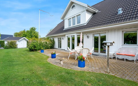 Brimi - 300M from the Sea: Haus, Zuhause, Dach, Wohngebiet, Hütte, Estate, Bauernhaus, Rasen, Landscaping, Abstellgleis