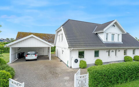 Brimi - 300M from the Sea: Haus, Zuhause, Dach, Wohngebiet, Hütte, Estate, Bauernhaus, Rasen, Landscaping, Abstellgleis