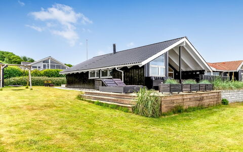 Fraja - 300M from the Sea: Haus, Zuhause, Dach, Wohngebiet, Hütte, Estate, Bauernhaus, Rasen, Landscaping, Abstellgleis
