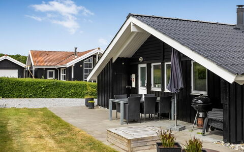 Fraja - 300M from the Sea: Haus, Zuhause, Dach, Wohngebiet, Hütte, Estate, Bauernhaus, Rasen, Landscaping, Abstellgleis