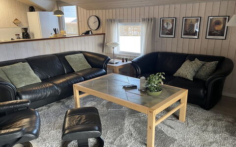 Irlin - 850M from the Sea: Möbel, Wohnzimmer, Couch, Hartholz, Holzboden, Holzbeize, Kaffetisch, Lampe