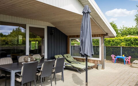 Irlin - 850M from the Sea: Holz, Veranda, Schatten, Zuhause, Gartenmöbel, Deck, Terrasse, Outdoor Struktur, Hütte, Holzbeize
