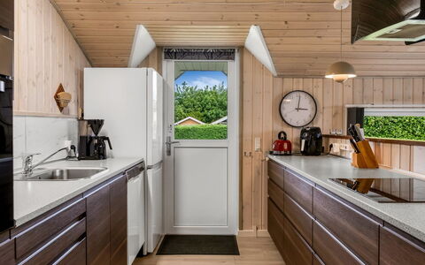 Irlin - 850M from the Sea: Holz, Interior Design, Küche, Flooring, Decke, Countertop, Küchengerät, Fussboden, Möbel, Major Appliance