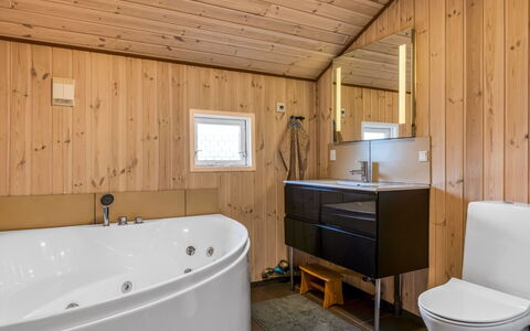 Irlin - 850M from the Sea: Armatur, Flooring, Holz, Fussboden, Badezimmer, Interior Design, Bad Sink, Sinken, Decke, Zapfhahn