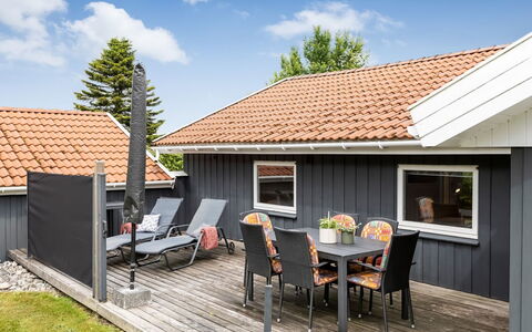 Irlin - 850M from the Sea: Holz, Zuhause, Dach, Haus, Abstellgleis, Hütte, Veranda, Gartenmöbel, Holzbeize, Schatten