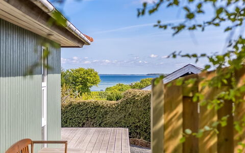 Egonie - 100M from the Sea: Hütte, Veranda, Planke, Schatten, Deck, Hartholz, Ozean, Eco Hotel, Abstellgleis, Holzbeize