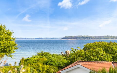 Egonie - 100M from the Sea: Estate, Schatten, Auffahrt, Bauernhaus