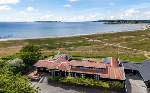 Xaverius - 30M from the Sea: Dach, Haus, Zuhause, Hütte, Tür, Abstellgleis, Deck, Veranda, Planke, Hartholz