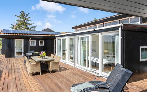 Xaverius - 30M from the Sea: Dach, Haus, Zuhause, Hütte, Tür, Abstellgleis, Deck, Veranda, Planke, Hartholz