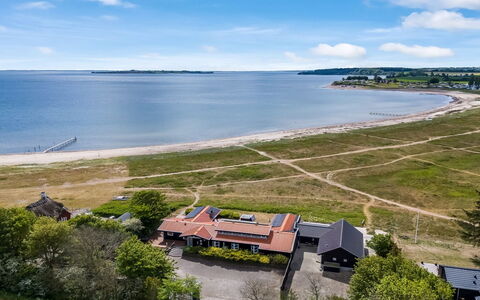 Xaverius - 30M from the Sea: Dach, Haus, Zuhause, Hütte, Tür, Abstellgleis, Deck, Veranda, Planke, Hartholz