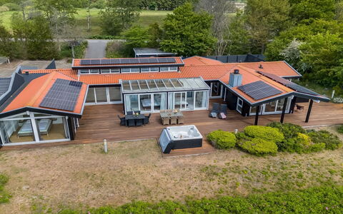 Xaverius - 30M from the Sea: Dach, Haus, Zuhause, Hütte, Tür, Abstellgleis, Deck, Veranda, Planke, Hartholz