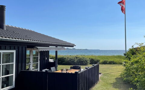Withger - 20M from the Sea: Haus, Zuhause, Dach, Wohngebiet, Hütte, Estate, Bauernhaus, Rasen, Landscaping, Abstellgleis