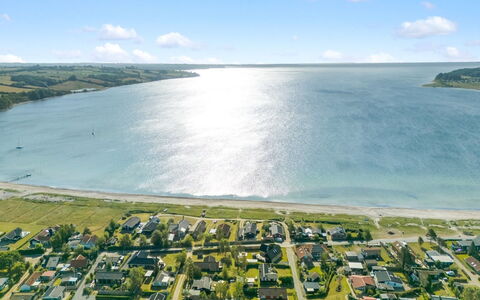 Withger - 20M from the Sea: Haus, Zuhause, Dach, Wohngebiet, Hütte, Estate, Bauernhaus, Rasen, Landscaping, Abstellgleis