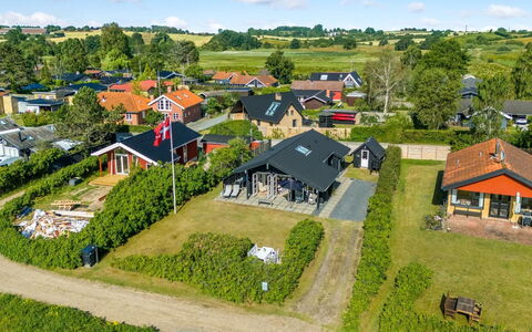 Withger - 20M from the Sea: Haus, Zuhause, Dach, Wohngebiet, Hütte, Estate, Bauernhaus, Rasen, Landscaping, Abstellgleis