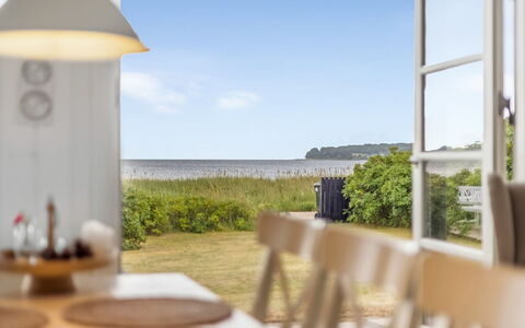 Withger - 20M from the Sea: Haus, Zuhause, Dach, Wohngebiet, Hütte, Estate, Bauernhaus, Rasen, Landscaping, Abstellgleis