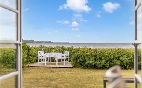 Withger - 20M from the Sea: Haus, Zuhause, Dach, Wohngebiet, Hütte, Estate, Bauernhaus, Rasen, Landscaping, Abstellgleis