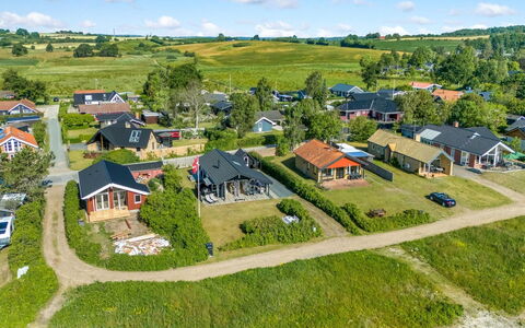 Withger - 20M from the Sea: Haus, Zuhause, Dach, Wohngebiet, Hütte, Estate, Bauernhaus, Rasen, Landscaping, Abstellgleis