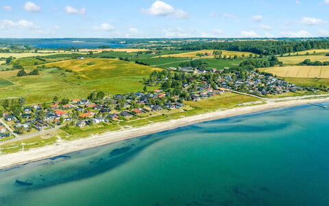 Withger - 20M from the Sea: Haus, Zuhause, Dach, Wohngebiet, Hütte, Estate, Bauernhaus, Rasen, Landscaping, Abstellgleis