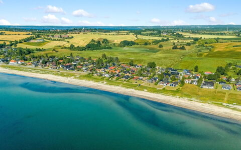 Withger - 20M from the Sea: Haus, Zuhause, Dach, Wohngebiet, Hütte, Estate, Bauernhaus, Rasen, Landscaping, Abstellgleis
