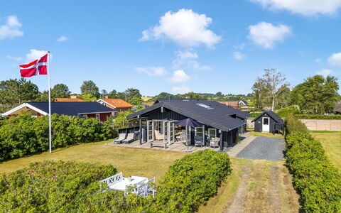 Withger - 20M from the Sea: Haus, Zuhause, Dach, Wohngebiet, Hütte, Estate, Bauernhaus, Rasen, Landscaping, Abstellgleis