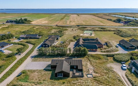 Agnes - 900M from the Sea: Möbel, Gartenmöbel, Geschirr, Tabelle, Drinkware, Stuhl, Tisch Im Freien, Essen, Flasche
