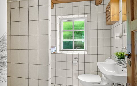 Åsta - 400M to the Fjord: Wand, Armatur, Flooring, Badezimmer, Interior Design, Fussboden, Installation, Decke, Sinken, Zimmer