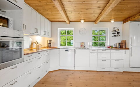 Åsta - 400M to the Fjord: Küche, Flooring, Holz, Countertop, Interior Design, Küchengerät, Cabinetry, Holzboden, Fussboden, Decke