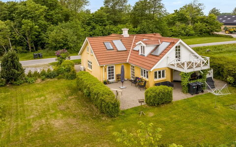 Elza - 2.5Km from the Sea: Daytime, Gebäude, Wohnung, Wohngebiet, Stadt, Stadtgebiet, Nachbarschaft, Fassade, Eigentumswohnung