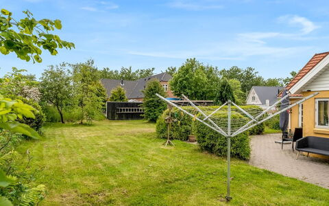 Elza - 2.5Km from the Sea: Daytime, Gebäude, Wohnung, Wohngebiet, Stadt, Stadtgebiet, Nachbarschaft, Fassade, Eigentumswohnung