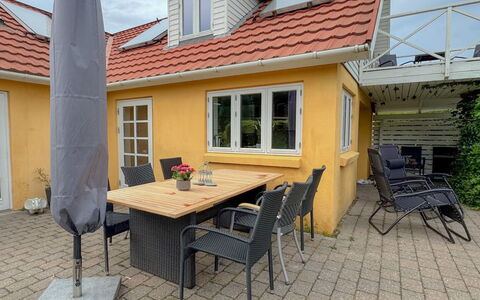 Elza - 2.5Km from the Sea: Daytime, Gebäude, Wohnung, Wohngebiet, Stadt, Stadtgebiet, Nachbarschaft, Fassade, Eigentumswohnung