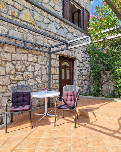 Kamena Kuća: Gartenmöbel, Blumentopf, Stuhl, Garten, Schatten, Zimmerpflanze, Steinwand, Flagstone, Backstein, Terrasse