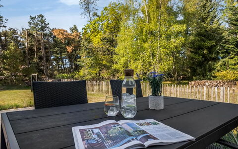 Ottil - 1.5Km from the Sea: Dach, Haus, Zuhause, Hütte, Tür, Abstellgleis, Deck, Veranda, Planke, Hartholz
