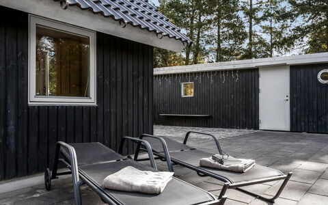 Ottil - 1.5Km from the Sea: Dach, Haus, Zuhause, Hütte, Tür, Abstellgleis, Deck, Veranda, Planke, Hartholz