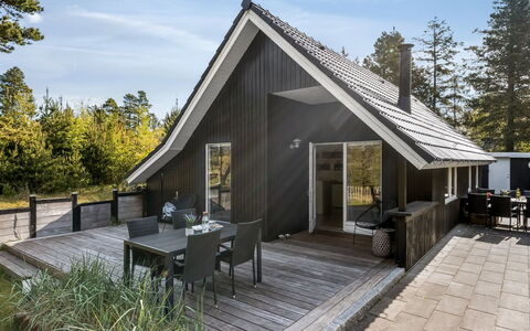 Ottil - 1.5Km from the Sea: Dach, Haus, Zuhause, Hütte, Tür, Abstellgleis, Deck, Veranda, Planke, Hartholz