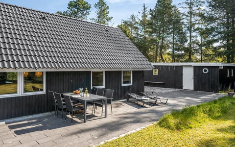 Ottil - 1.5Km from the Sea: Dach, Haus, Zuhause, Hütte, Tür, Abstellgleis, Deck, Veranda, Planke, Hartholz