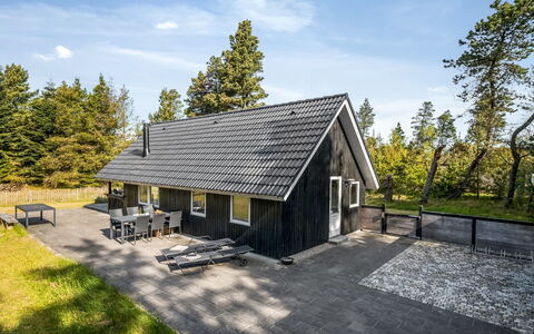 Ottil - 1.5Km from the Sea: Dach, Haus, Zuhause, Hütte, Tür, Abstellgleis, Deck, Veranda, Planke, Hartholz