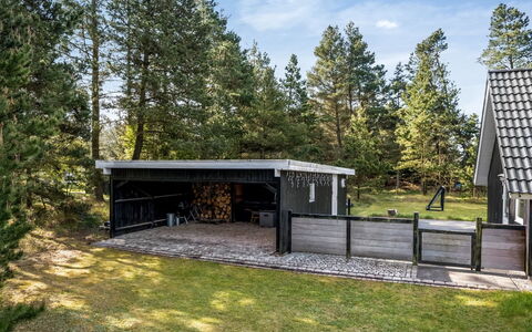 Ottil - 1.5Km from the Sea: Dach, Haus, Zuhause, Hütte, Tür, Abstellgleis, Deck, Veranda, Planke, Hartholz