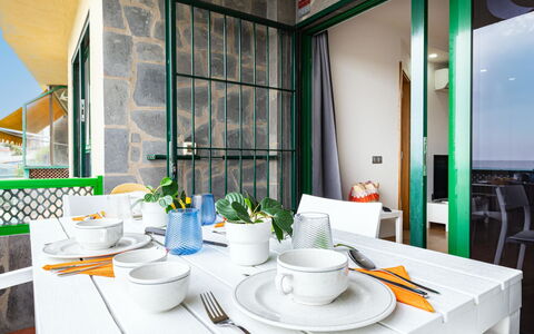 Aquarius 18: Gartenmöbel, Zuhause, Möbel, Tür, Tisch Im Freien, Stuhl, Küche & Esszimmer Tisch, Schatten, Balkon, Veranda