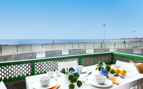Aquarius 18: Gartenmöbel, Zuhause, Möbel, Tür, Tisch Im Freien, Stuhl, Küche & Esszimmer Tisch, Schatten, Balkon, Veranda