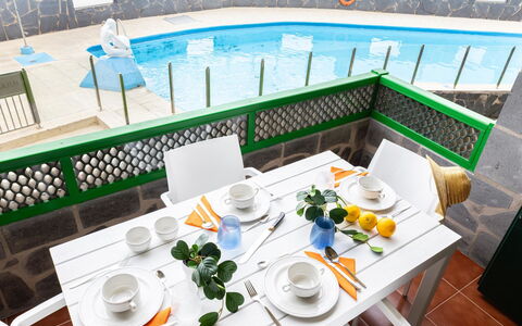 Aquarius 18: Gartenmöbel, Zuhause, Möbel, Tür, Tisch Im Freien, Stuhl, Küche & Esszimmer Tisch, Schatten, Balkon, Veranda