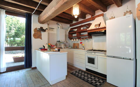 Venice Photobirding, Nature And Culture: Küche, Möbel, Interior Design, Flooring, Countertop, Holz, Küchengerät, Decke, Major Appliance, Fussboden