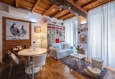 Dafne Suite: Möbel, Interior Design, Wand, Flooring, Fussboden, Tabelle, Decke, Zimmer, Couch, Wohnzimmer