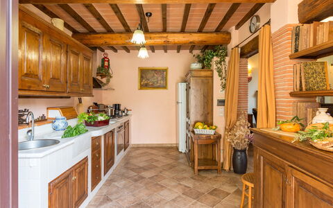 Antica Villa Della Lana: Möbel, Interior Design, Holz, Decke, Küche, Cabinetry, Zimmer, Tabelle, Flooring, Beleuchtung